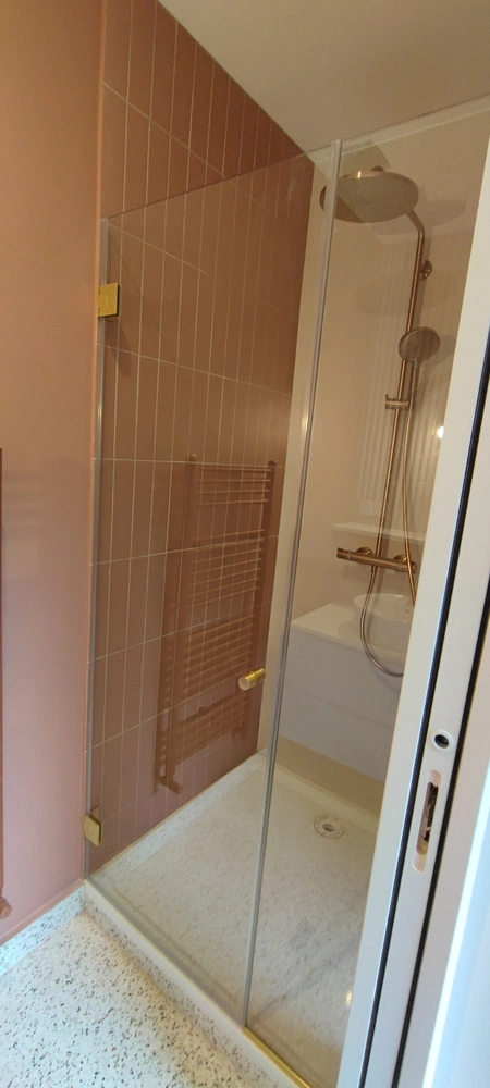 Paroi de douche laiton ©MAD