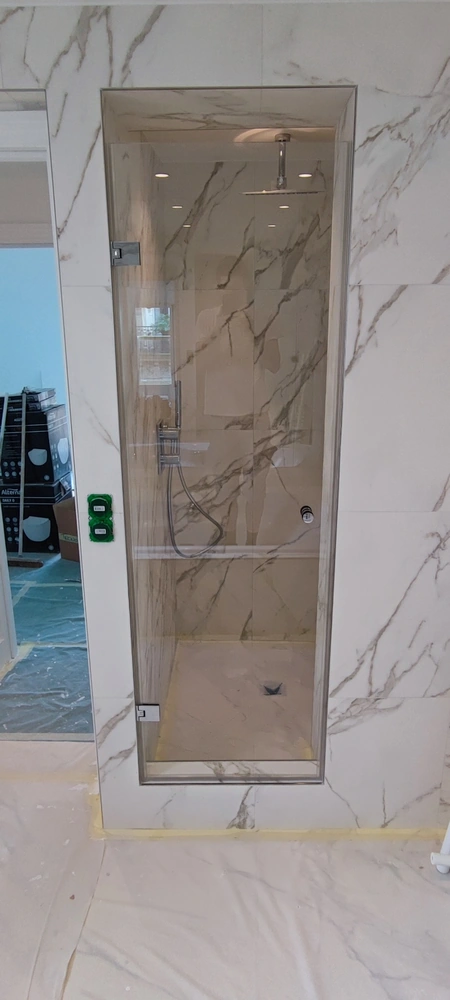 Porte de douche chromé brillant ©MAD Miroiterie