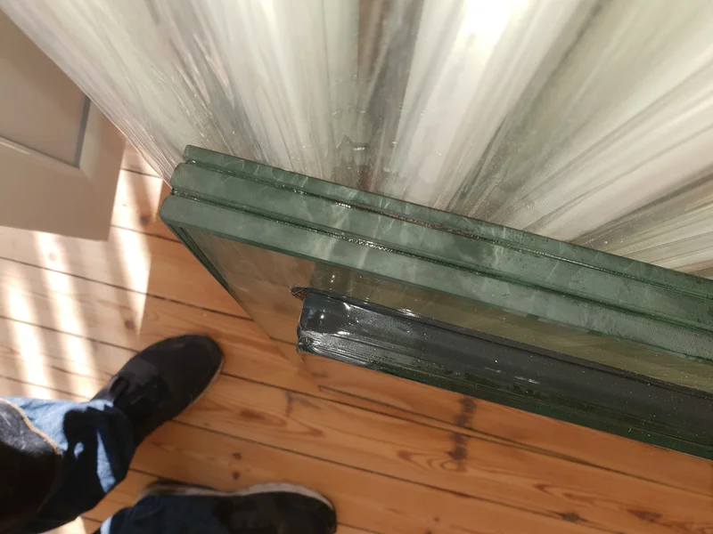 dalle de plancher feuilleté trempé avec double vitrage décalé ©MAD