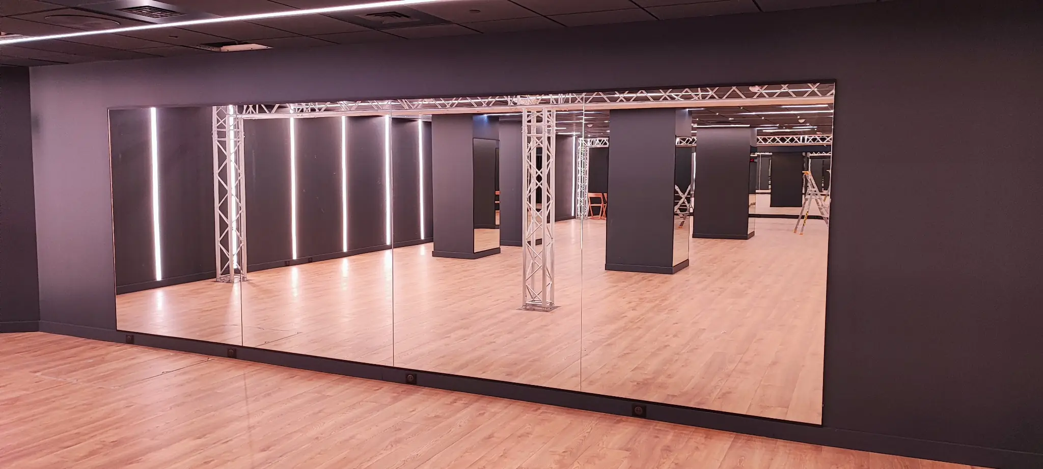 mur de glace miroir filmé sécurité au dos ©MAD