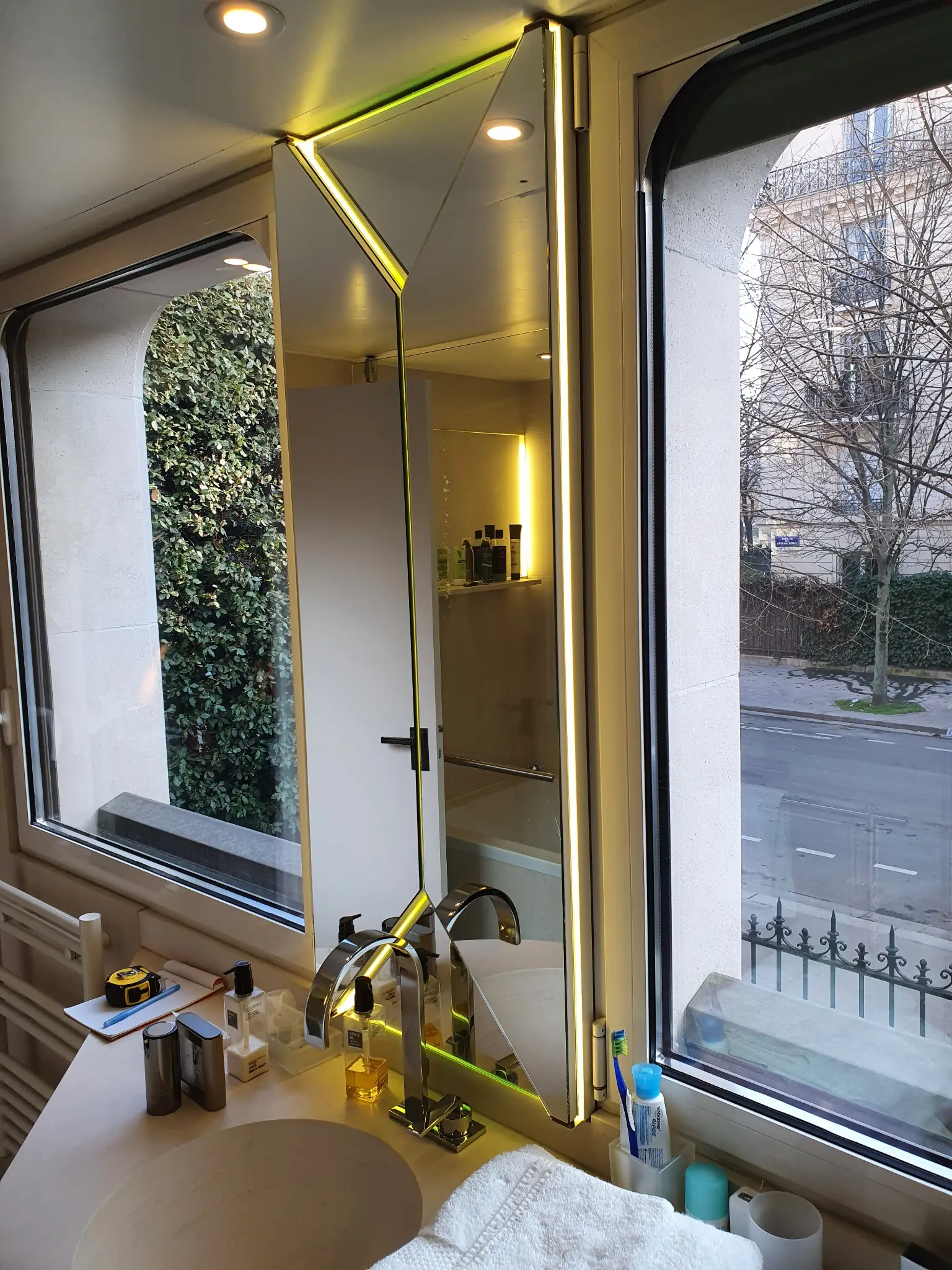 tryptique miroir + leds ©MAD